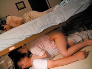 Cô con dâu với nhân viên massage giúp đỡ Karen Kaede